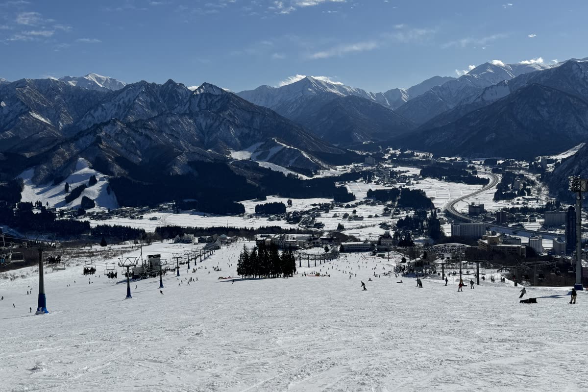 晴天下的岩原雪道,纜車站與遠方城鎮、山脈盡收眼底