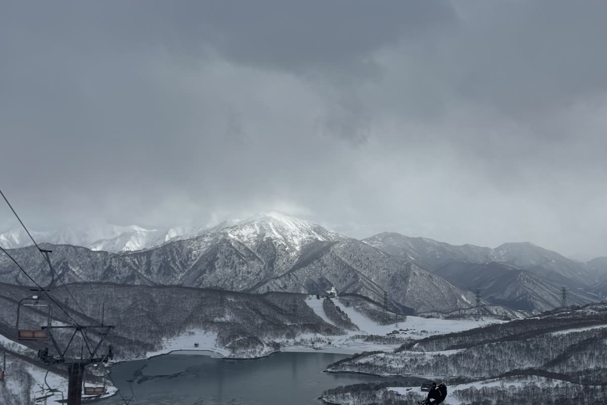 從纜車上俯瞰田代湖與遠方雪山,纜車結構入鏡
